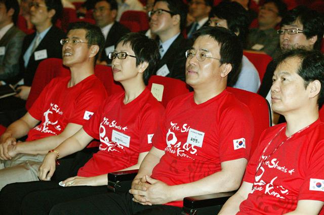 KT의 표현명(오른쪽 두번째) 사장이 지난 17일 서울 우면동 KT연구개발센터에서 열린 가상이동통신망(MVNO) 사업설명회에 붉은 티셔츠를 입고 참석했다. KT 제공