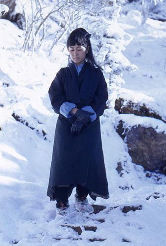 1971년 눈덮인 부탄의 산을 오르는 수치 여사. 남편의 프러포즈를 받은 직후다.
