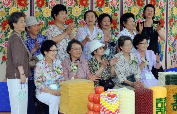 12명의 ‘금순 할머니’들이 22일 국립민속박물관 앞마당에서 ‘굳세어라, 금순아’ 노래반주에 맞춰 손뼉을 치고 있다. 도준석기자 pado@seoul.co.kr