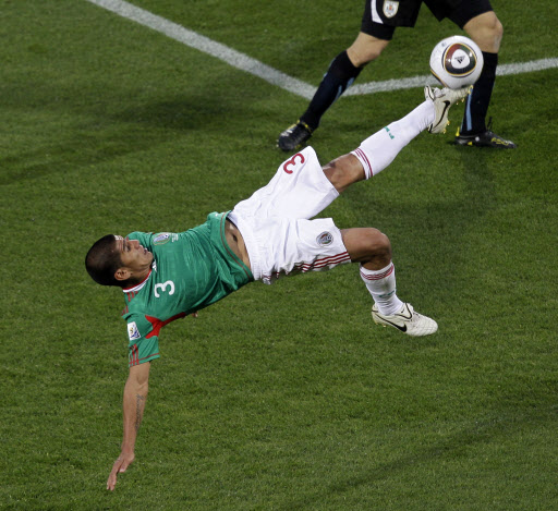 멕시코의 카를로스 살시도가 우루과이와의 경기에서 오버헤드킥을 시도하고 있다. AP 연합뉴스