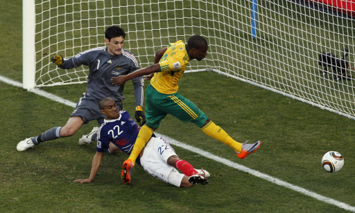 남아프리카공화국의 카틀레고 음펠라가 프랑스와 경기에서 전반 37분 골을 성공시키고 있다.  AP 연합뉴스