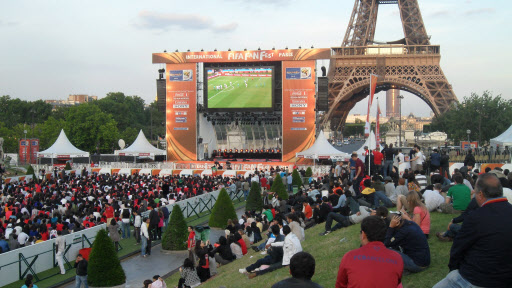 프랑스의 한국 교민 및 유학생 등이 파리 에펠탑 건너편 광장에 모여 대형 스크린을 통해 경기를 지켜보며 응원을 펼치고 있다.  파리 연합뉴스 