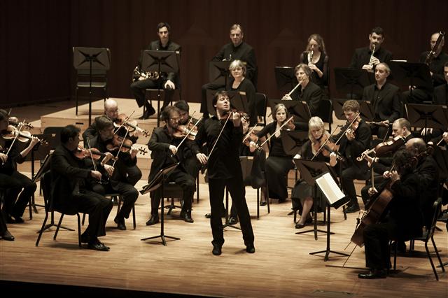 디토 페스티벌 개막 콘서트에서 영국의 실내악단 세인트 마틴 인 더 필즈와 협연한 조슈아 벨(가운데).  크레디아 제공 
