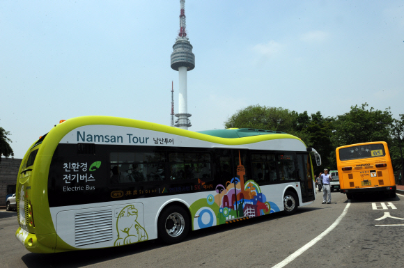 24일 서울 남산 순환도로에서 서울시와 한국화이바, 현대중공업이 공동 개발한 전기 버스가 시범 운행되고 있다.  도준석기자 pado@seoul.co.kr