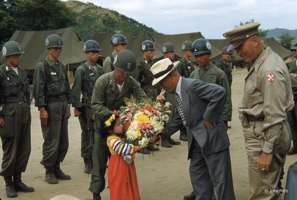 1951년 국군부대를 방문한 이승만 대통령이 화동으로부터 꽃다발을 받고 있다. 벤플리트 미 8군 사령관이 옆에서 지켜보고 있다.