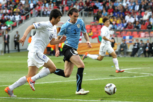 <2010 월드컵>성용 드리블      (포트엘리자베스=연합뉴스) 서명곤 기자 = 26일 밤(한국시간) 포트엘리자베스 넬슨 만델라 베이 스타디움에서 열린 남아공월드컵 16강 한국-우루과이 경기에서 기성용이 드리블하고 있다.