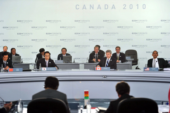 G20 정상회의 이명박(앞줄 왼쪽 두번째) 대통령과 각국 정상들이 참석한 가운데 주요 20개국(G20) 정상회의가 27일 오전(현지시간) 캐나다 토론토 MTCC컨벤션센터에서 열렸다. 토론토 김명국기자 daunso@seoul.co.kr