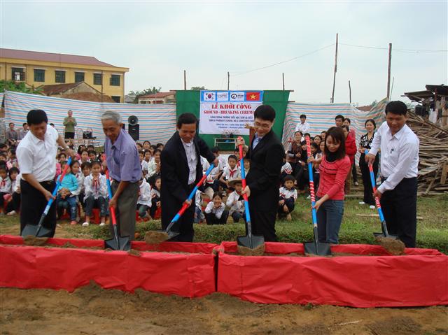 지난 3월 베트남 탐디 마을에서 두번째 롯데스쿨인 ‘탐디 초등학교’ 기공식이 열리고 있다. 롯데그룹 제공