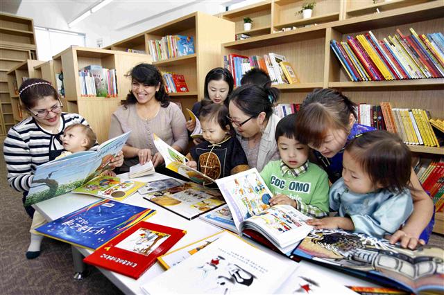 다문화어린이도서관 ‘모두’에서 다문화가정 어린이들이 엄마와 함께 그림책을 읽고 있다. STX 제공