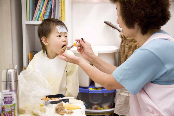 일본의 사회적 기업 플로렌스의 한 보육사가 부모를 대신해 아픈 어린이를 돌봐주고 있다.  플로렌스 제공