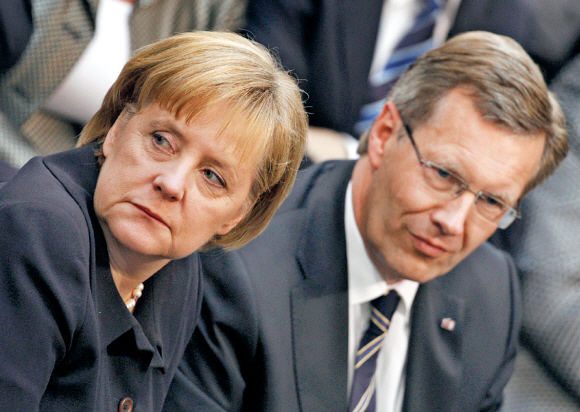 독일 대통령선거가 실시된 30일(현지시간) 베를린 의사당에서 앙겔라 메르켈(왼쪽) 독일 총리와 크리스티안 불프 후보가 심각한 표정으로 선거 결과를 경청하고 있다. 선거 결과 메르켈 총리가 지원했던 불프 후보는 과반수 득표에 실패했다.  베를린 AP 특약 