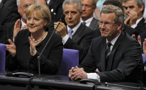 크리스티안 불프 독일 차기 대통령(오른쪽)과 앙겔라 메르켈 총리. AP=연합뉴스