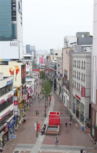 대구의 중심지 동성로. 주말이면 대구사람 10명 중 1명이 동성로를 찾는다. 옷가게, 영화관 백화점, 음식점 등이 즐비하게 들어서 있다.  대구시 제공