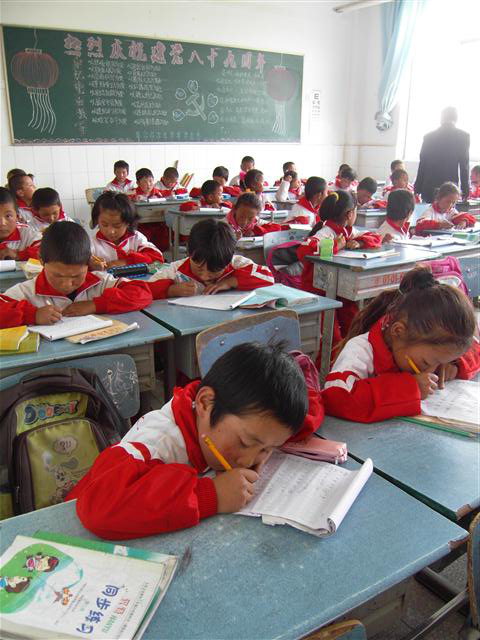 중국어 배우는 초등생  상하이시의 지원 아래 설립된 시가체 상하이실험학교에서 초등학생들이 한창 중국어 수업을 받고 있다.  시가체 박홍환특파원 stinger@seoul.co.kr