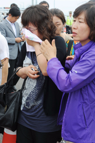 4일 인천대교 버스 추락사고 희생자의 유족들이 현장검증을 지켜보며 오열하고 있다. 안주영기자 jya@seoul.co.kr