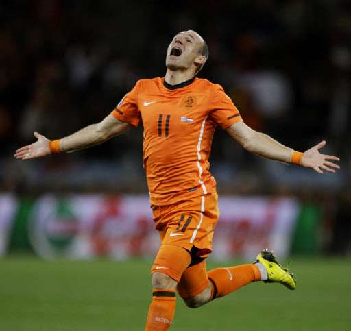 네덜란드와 우루과이의 2010 남아공월드컵 4강전에서 네덜란드의 로번이 골을 넣은후 기뻐하고 있다. AP=연합뉴스
