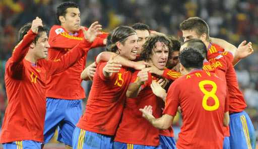스페인의 카를레스 푸욜(가운데)이 8일 독일과의 남아공월드컵 4강전에서 결승골을 넣은 뒤 동료와 함께 기뻐하며 승리를 확신하고 있다.  더반 AFP 연합뉴스