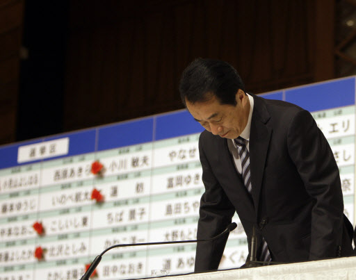 간 나오토 일본 총리가 11일 참의원 선거 직후 기자회견을 열고 민주당의 참패에 대해 입장을 밝히기에 앞서 인사를 하고 있다. 간 총리는 회견에서 총리직을 사임하지 않겠다는 뜻을 분명히 했다. 도쿄 AP 특약