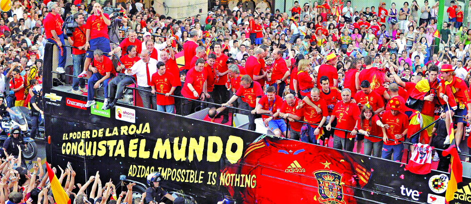 월드컵 80년 역사상 처음 우승을 거머쥔 스페인 대표팀이 13일 마드리드 도심에서 환영인파에 둘러싸여 카퍼레이드를 벌이고 있다.  마드리드 AP 특약