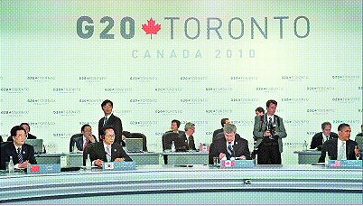 이명박 대통령이 지난달 27일(현지시간) 캐나다 토론토 컨벤션센터에서 열린 주요 20개국(G20) 정상회의에 차기 G20 정상회의 개최국 정상자격으로 참석해 의제를 논의하고 있다. 서울신문 포토라이브러리 