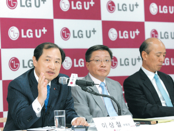이상철(왼쪽) LG유플러스 부회장이 최근 열린 기자간담회에서 탈통신 통합서비스의 개념을 설명하고 있다. LG유플러스 제공