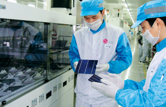 LG전자 경북 구미시 공단동 태양전지 공장의 한 근로자가 태양전지 셀을 검사하고 있다. LG전자 제공