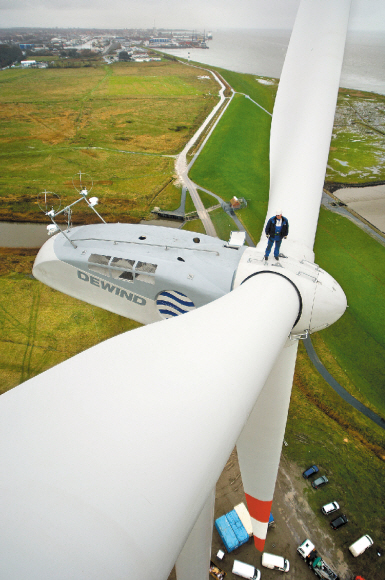 독일 쿡스하펜 지역에 설치된 대우조선해양 드윈드의 2㎿급 풍력발전기 ‘D 8.2’를 한 기술자가 점검하고 있다. 대우조선해양 제공
