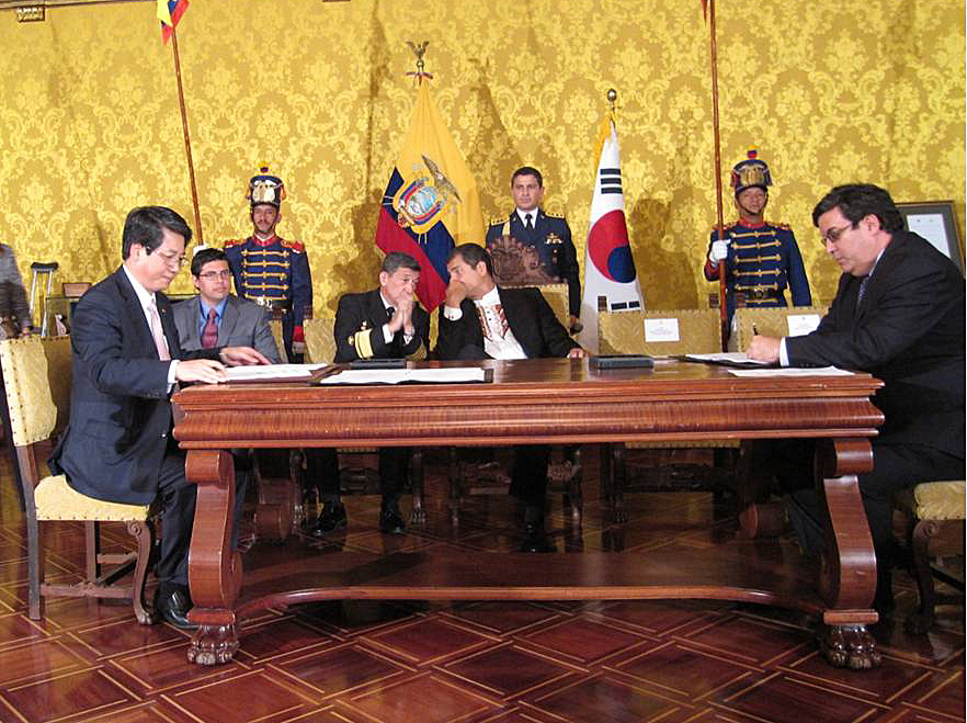 올해 3월 최광철(왼쪽) SK건설 사장이 라파엘 코레아(뒷줄 가운데) 에콰도르 대통령이 참석한 가운데 에콰도르 정유공장 기본설계 수주계약서에 서명하는 모습. SK건설 제공