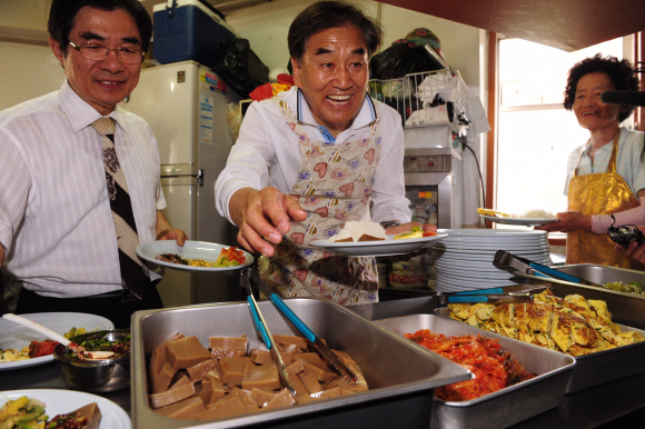 배식하고  서울 은평을 지역에 출마한 한나라당 이재오(가운데) 후보가 대조동 대조감리교회에서 활짝 웃으며 급식봉사를 하고 있다.  안주영기자 jya@seoul.co.kr