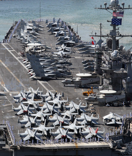 미국 해군 7함대 소속 항공모함 조지 워싱턴호가 한·미 연합훈련에 참가하기 위해 21일 해군 부산기지에 입항해 위용을 드러내고 있다.  부산 연합뉴스 