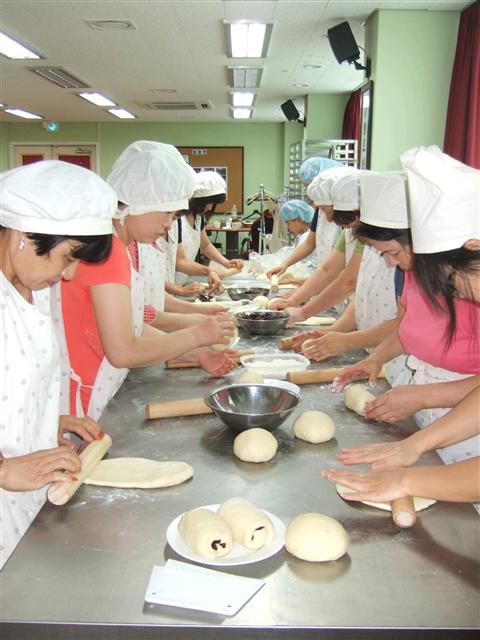 서대문구자원봉사센터 3층 빵 만드는 사람들 공동체에서 주부들로 이뤄진 자원봉사자들이 발효된 반죽으로 빵을 만들고 있다.
