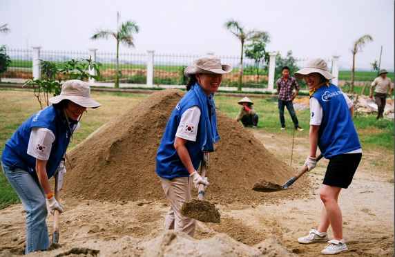 지난 4월 베트남 하노이 인근의 빈곤지역 빈푹성을 찾은 우리투자증권 직원들이 직업센터 기숙사를 짓는 데 힘을 보태고 있다. 우리투자증권 제공