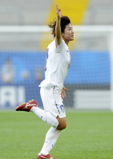 지소연이 26일 독일 드레스덴에서 열린 국제축구연맹(FIFA) 20세 이하 여자월드컵 8강전 멕시코와의 경기에서 골을 넣은 뒤 손을 들어올리며 환호하고 있다. 대한축구협회 제공