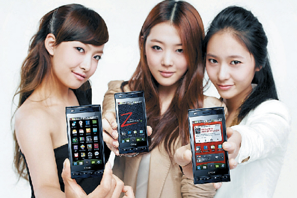 LG전자 휴대전화 모델인 걸그룹 f(x) 멤버들이 29일 SK텔레콤 등을 통해 출시된 안드로이드폰 ‘옵티머스Z’를 소개하고 있다. LG전자 제공