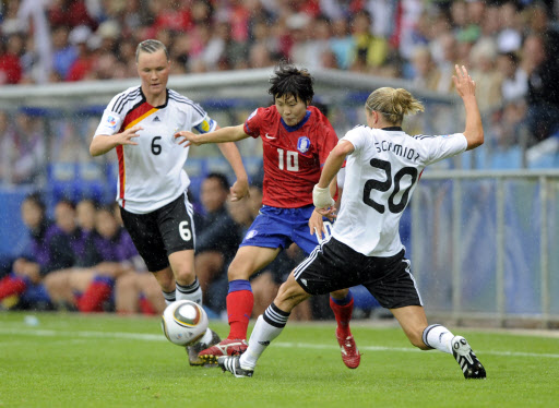 지소연이 29일 독일 보훔 레비어파워 스타디움에서 열린 U-20여자월드컵 준결승에서 독일 수비진의 집중마크를 뚫고 드리블하고 있다. 대한축구협회 제공