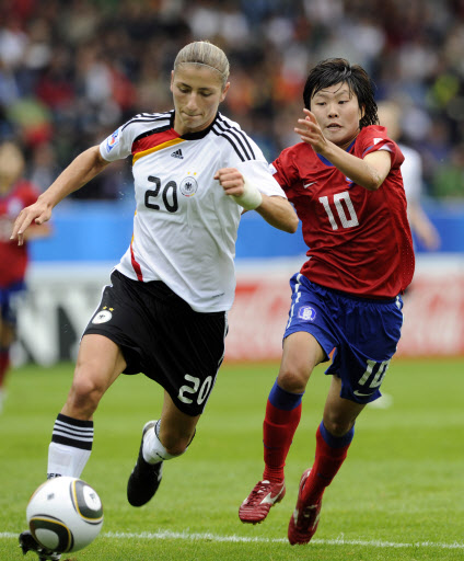 29일 밤 독일 보훔 레비어파워 경기장에서 열린  2010 FIFA U-20 여자월드컵 준결승 한국과 독일의 경기에서 지소연이 볼다툼을 벌이고 있다.  연합뉴스
