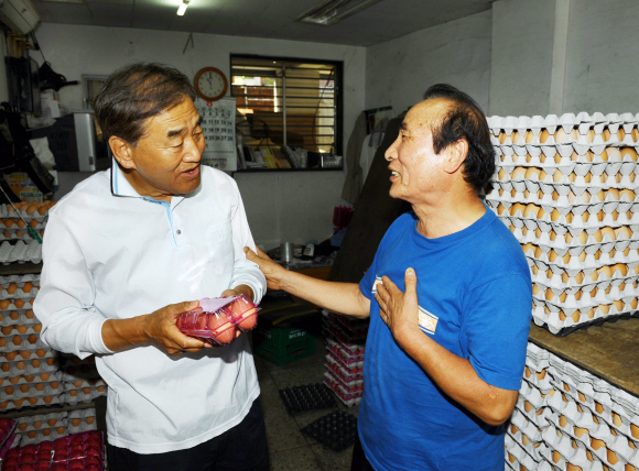 이재오(왼쪽) 특임장관 후보자가 지난 9일 지역구인 서울 은평구에 있는 달걀 가게를 찾아 큰 폭으로 떨어진 달걀값에 대해 얘기를 나누고 있다. 이호정기자 hojeong@seoul.co.kr