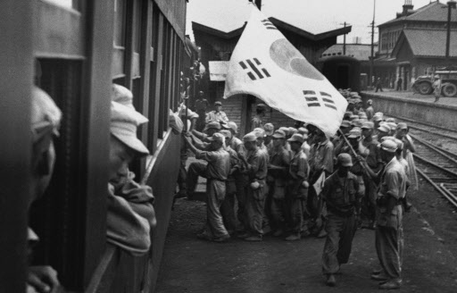 경기문화재단이 발간한 한국전쟁 60주년 사진집에 수록된 사진. 열차편으로 입대하는 학도병들의 모습(임인식씨 작). 