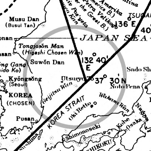 독도를 한국 영토로 표시한 미국 국무부의 1949년 지도가 13일 공개됐다. 정병준 이화여대 교수는 최근 출간한 ‘독도 1947’(돌베개 펴냄)에서 미 국무부가 1949년 11월2일 ‘대일평화조약’ 초안에 첨부할 목적으로 작성한 지도(사진)를 공개했다. 새뮤얼 보그스(Samuel W. Boggs) 당시 미 국무부 지리담당관이 기초한 이 지도는 울릉도 남동쪽에 작은 원형 점선으로 그려진 독도가 한국 영토임을 명확히 하고 있다. 지도와 함께 작성된 ‘대일평화조약’ 초안 본문도 “일본은 한국 본토 및 근해의 섬들에 대한 권리를 포기하며, 여기에는 제주도, 거문도, 울릉도, 리앙쿠르암(독도)가 포함된다”고 밝히고 있다. 하지만 이 지도와 독도 관련 조항은 미국이 일본을 아시아 ‘반공의 보루’ 동맹국으로 삼으려는 정책을 펴면서 1951년 샌프란시스코평화회담 최종 조약문에서 빠지게 된다. 연합뉴스