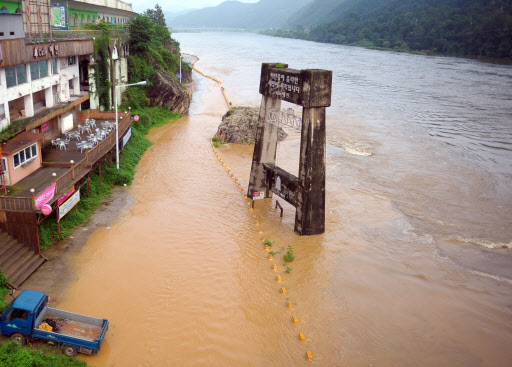 물폭탄 맞은 강촌역  15일 강원 춘천 지역에 내린 폭우로 한강 수위가 상승해 강촌역 주변 도로가 물에 잠겨 있다. 주말 전국에 국지적으로 기습 폭우가 쏟아지면서 피해가 속출했다.  춘천 연합뉴스