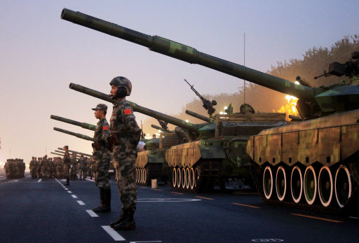 지난해 10월1일 건국기념일을 맞아 베이징 톈안먼 광장 행진을 준비하고 있는 중국 인민해방군. 베이징 AFP 연합뉴스