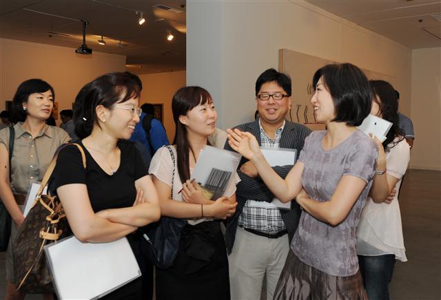 16일 한진해운 최은영(오른쪽) 회장이 과천 국립현대미술관에서 기자들과 함께 미술전을 관람하면서 담소하고 있다. 한진해운 제공