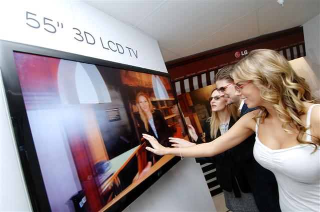 올해 초 열린 미국 라스베이거스 ‘CES 2010’에서 관람객들이 LG전자의 3차원(3D) 입체영상 액정표시장치(LCD) TV를 신기한 듯 바라보고 있다. LG전자 제공