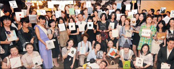 지난 15일 서울 명동 눈스퀘어 랩5에서 제품을 판매하게 된 독립 디자이너 100명이 기념 단체사진을 찍고 있다.