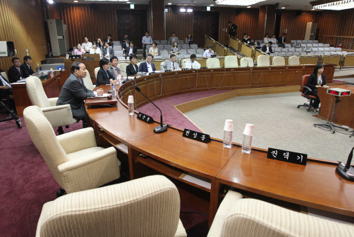 23일 국회에서 열린 국무총리 인사청문특위 회의에 여당 의원들이 불참한 가운데 야당의원들만 앉아 있다. 연합뉴스