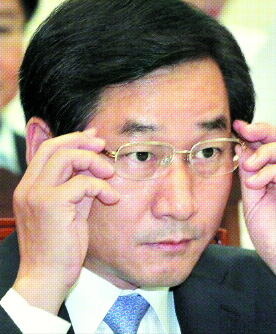 담담 유정복 농림수산식품부 장관 후보자가 안경을 고쳐쓰며 의원들의 질의를 듣고 있다. 도준석기자 pado@seoul.co.kr