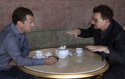 24일 러시아 소치의 보차로프 루체이 대통령 별장에서 드미트리 메드베데프(왼쪽) 대통령과 U2의 리더 보노가 차를 마시며 대화를 나누고 있다. 소치 AP 특약