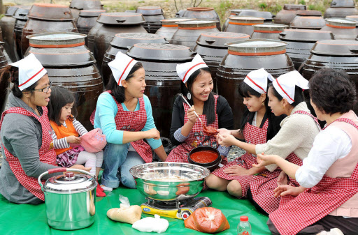 대전·충남지역 결혼 이주여성들이 대전시 무수동 무수천하마을 전통체험장에서 열린 전통음식 체험행사에 참가해 고추장을 직접 만들어 보고 있다. 연합뉴스