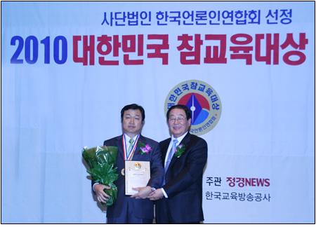 한양사이버대학교 서구원 기획처장(왼쪽)과 한국언론인연합회 이상열 회장(오른쪽)