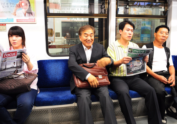 이재오(왼쪽 두번째) 특임장관이 31일 아침 지하철을 타고 첫 출근을 하고 있다. 이 장관은 미소를 지었지만, 승객들의 표정에서 아직 열리지 않은 민심의 일단을 엿볼 수 있다.  이호정기자 hojeong@seoul.co.kr